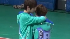 打闹 & 系蝴蝶结的灿白