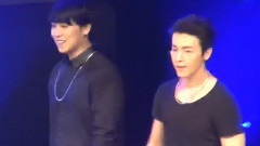 晟敏和小伙伴一起玩耍