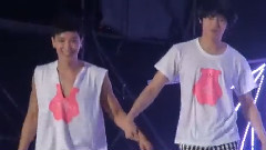 利特希澈谢幕手牵手