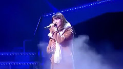 泣きながら微笑んで