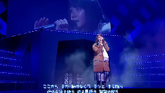 泣きながら微笑んで