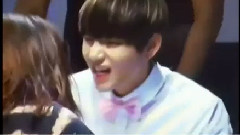 玩大象玩偶的金泰亨